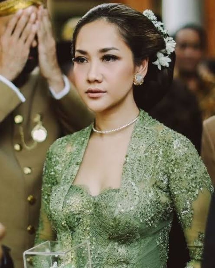 Jika ingin bernuansa tradisional, kebaya kutu baru berwarna hijau ini bisa kamu pilih. Padukan juga dengan sanggul berhiaskan bunga agar lebih cantik. Gunakan makeup natural bernuansa gold untuk menambah kesan mewah. (Foto: twitter.com/didietmaulana)