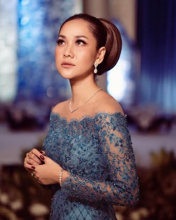 Kebaya karya Didiet Maulana ini cocok untuk acara lamaran di malam hari. Kebaya penuh payet berwarna biru kontras dengan kulit yang cerah membuatmu jadi pusat perhatian. Kerah sabrina menambah kesan anggun dan dewasa. (Foto: twitter.com/didietmaulana)
