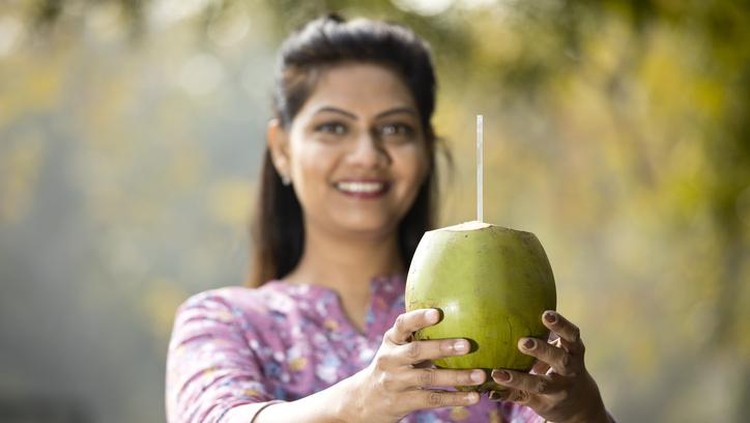 Khasiat air kelapa hijau untuk COVID-19 Minum Air Kelapa Hijau Plus Air Jeruk Nipis Bisa Sembuhkan COVID-19, Ini Faktanya!