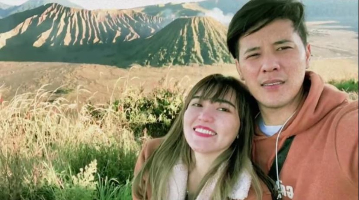 Via Vallen dan Chevra Yolandi sudah mulai memperlihatkan kemesraan mereka di hadapan publik&period; Yuk kita intip&excl;