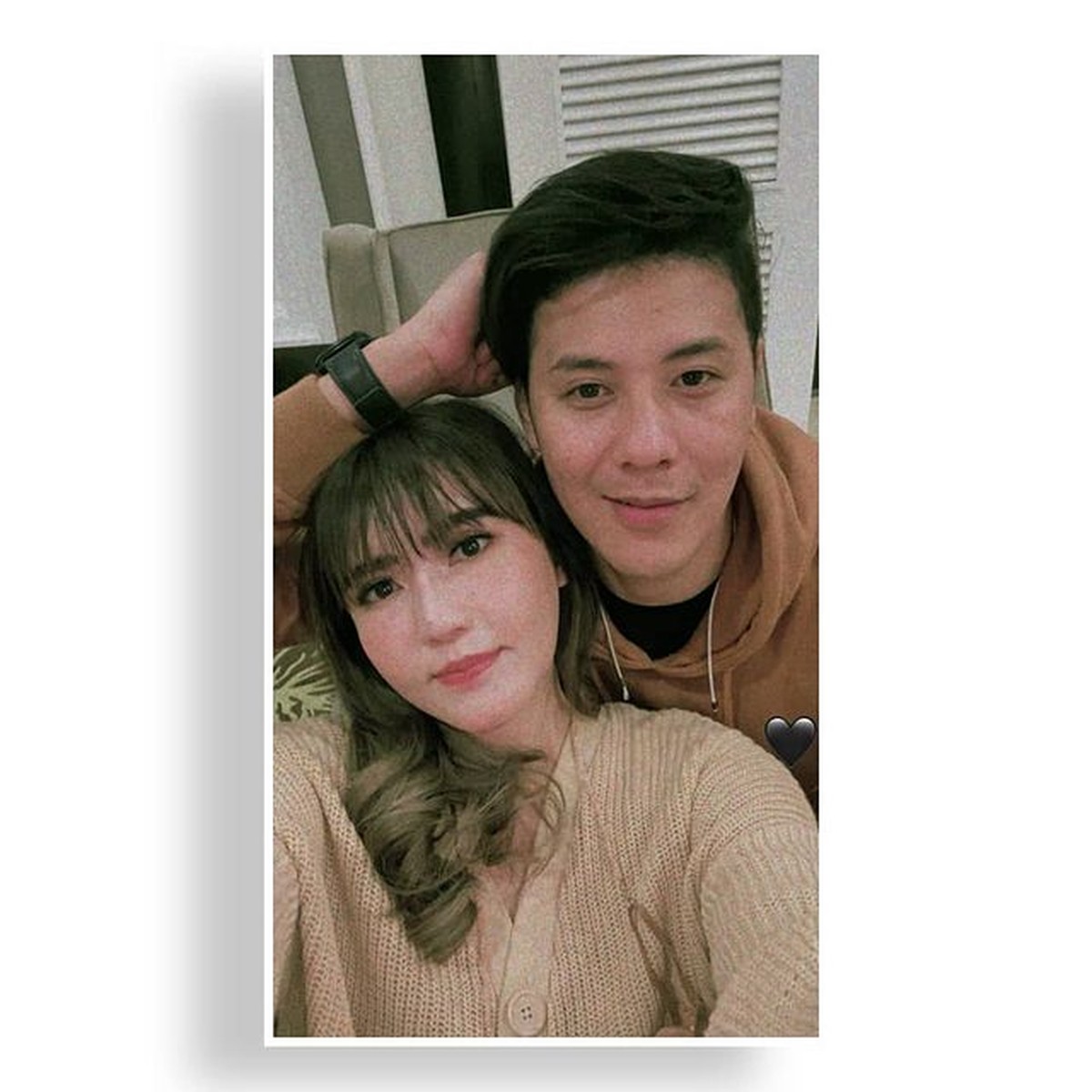 Via Vallen dan Chevra Yolandi sudah mulai memperlihatkan kemesraan mereka di hadapan publik&period; Yuk kita intip&excl;