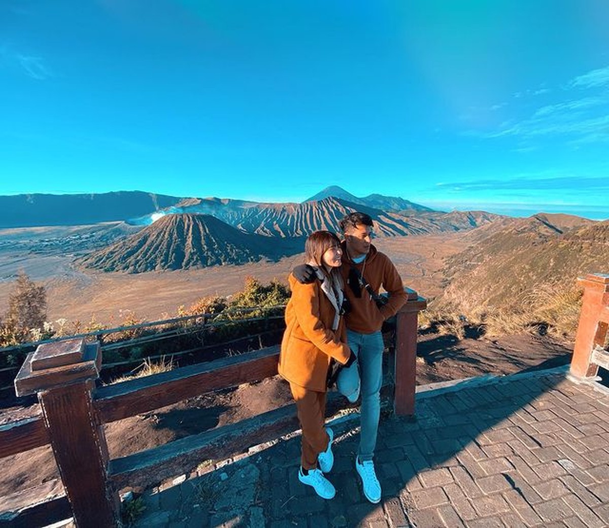 Via Vallen dan Chevra Yolandi sudah mulai memperlihatkan kemesraan mereka di hadapan publik&period; Yuk kita intip&excl;