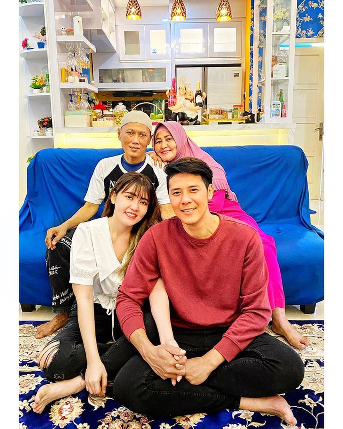 Via Vallen dan Chevra Yolandi sudah mulai memperlihatkan kemesraan mereka di hadapan publik&period; Yuk kita intip&excl;