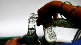 FOTO: Meracik Feni, Minuman Keras Berusia 500 Tahun