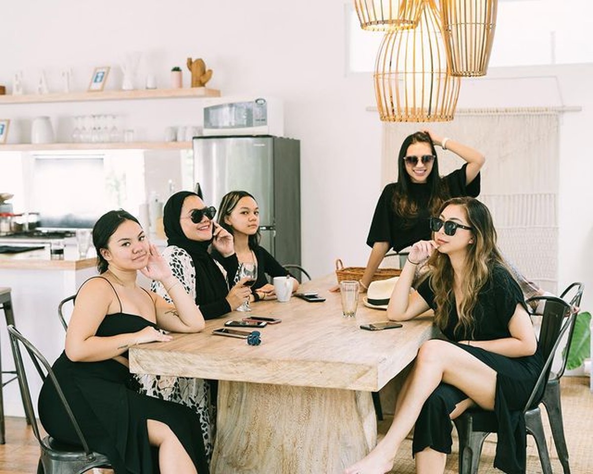 Meski putri sulung Sarita Abdul Mukti bukan anak kandung Faisal Harris namun semua anak-anaknya tetap kompak&period; Yuk intip&excl;