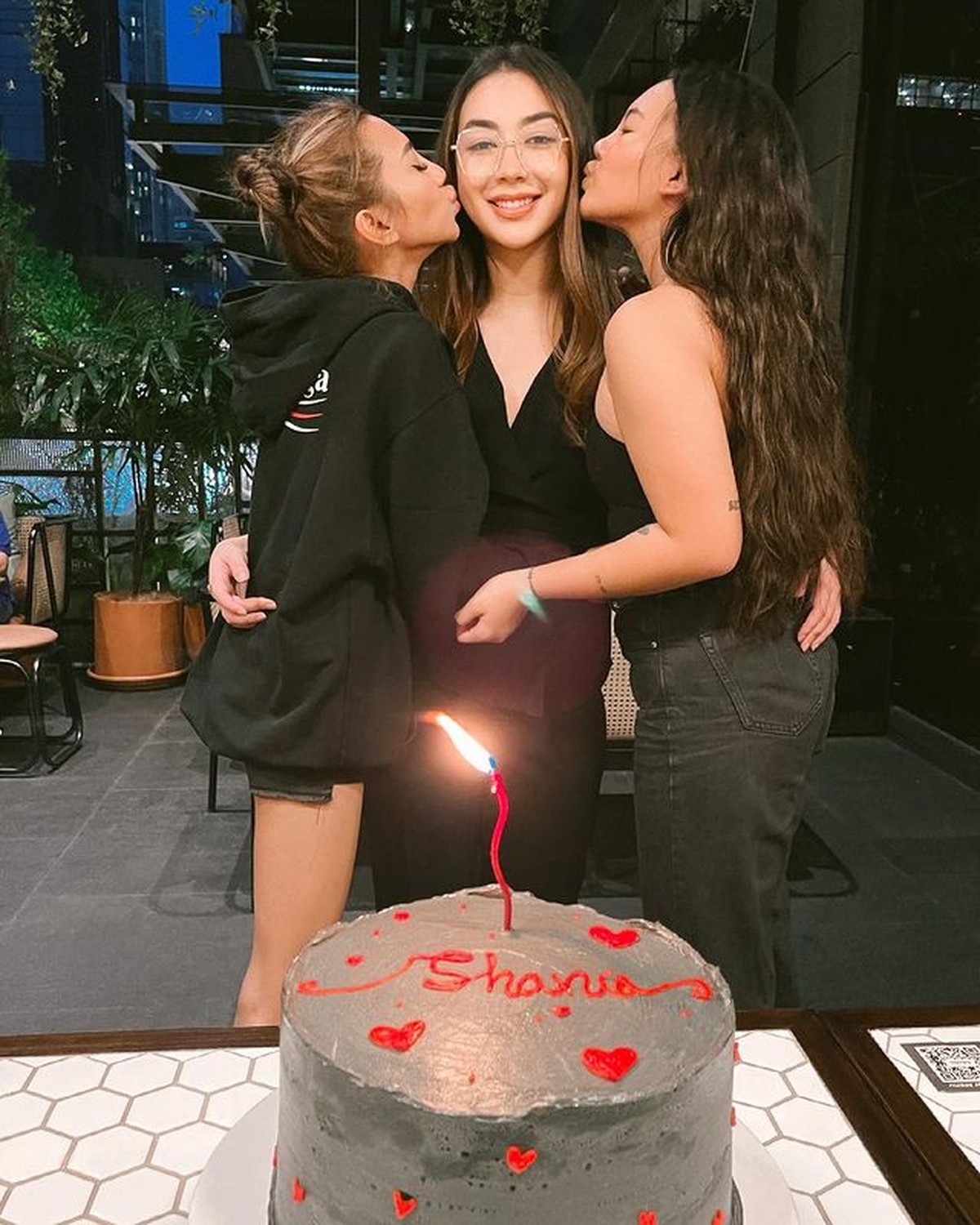 Meski putri sulung Sarita Abdul Mukti bukan anak kandung Faisal Harris namun semua anak-anaknya tetap kompak&period; Yuk intip&excl;