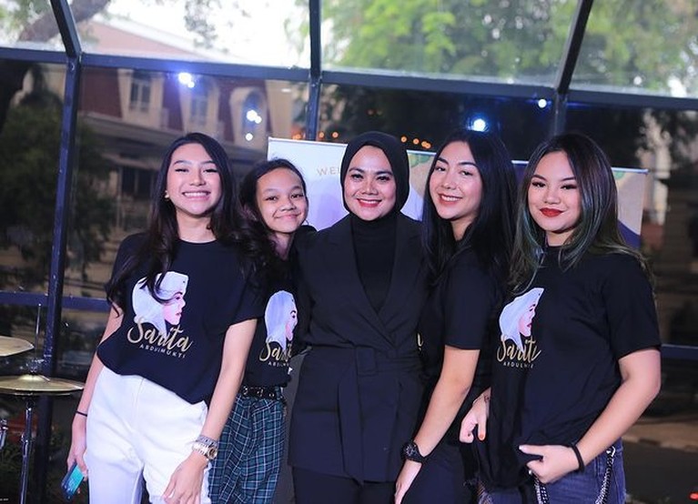 Meski Beda Ayah, Intip Kekompakkan Anak-anak Sarita Abdul Mukti Meski putri sulung Sarita Abdul Mukti bukan anak kandung Faisal Harris namun semua anak-anaknya tetap kompak. Yuk intip!