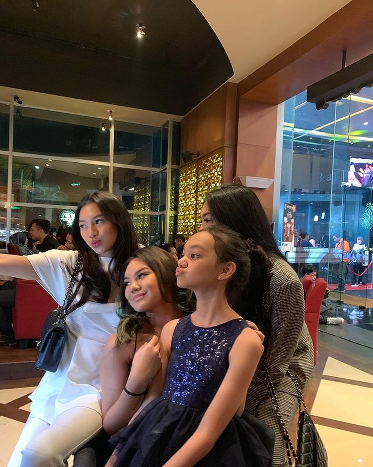 Meski putri sulung Sarita Abdul Mukti bukan anak kandung Faisal Harris namun semua anak-anaknya tetap kompak&period; Yuk intip&excl;