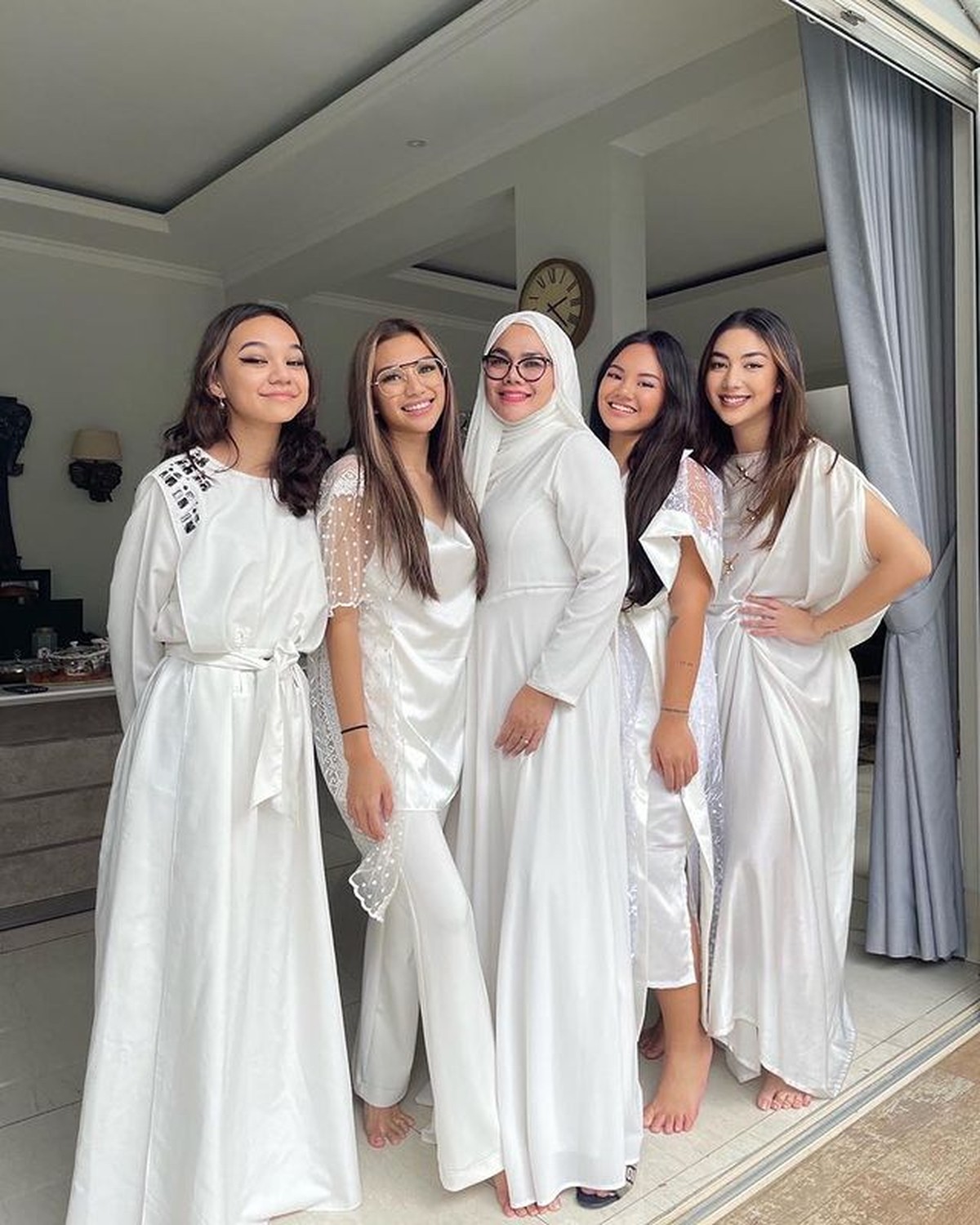 Meski putri sulung Sarita Abdul Mukti bukan anak kandung Faisal Harris namun semua anak-anaknya tetap kompak&period; Yuk intip&excl;