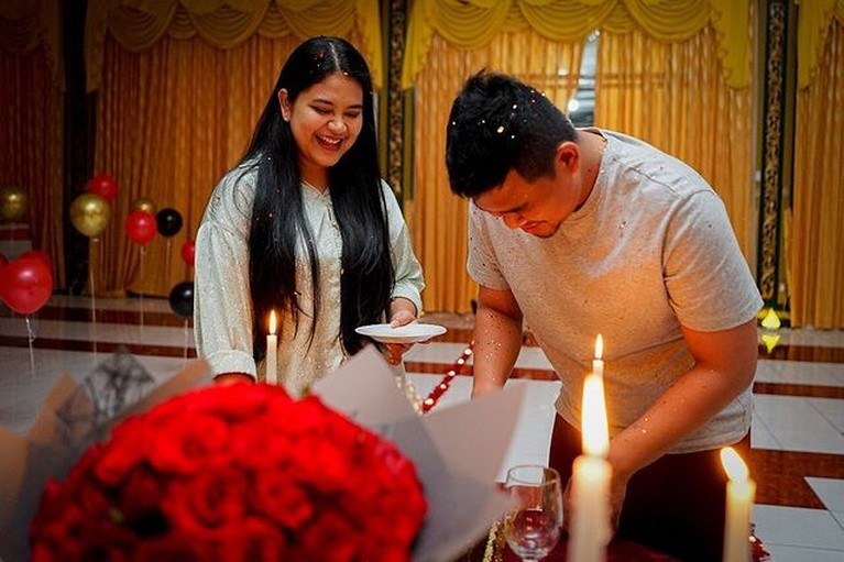 Bobby Nasution suami Kahiyang Ayu baru saja mendapatkan kejutan dari sang istri karena berulang tahun. Yuk kita intip perayaanya!