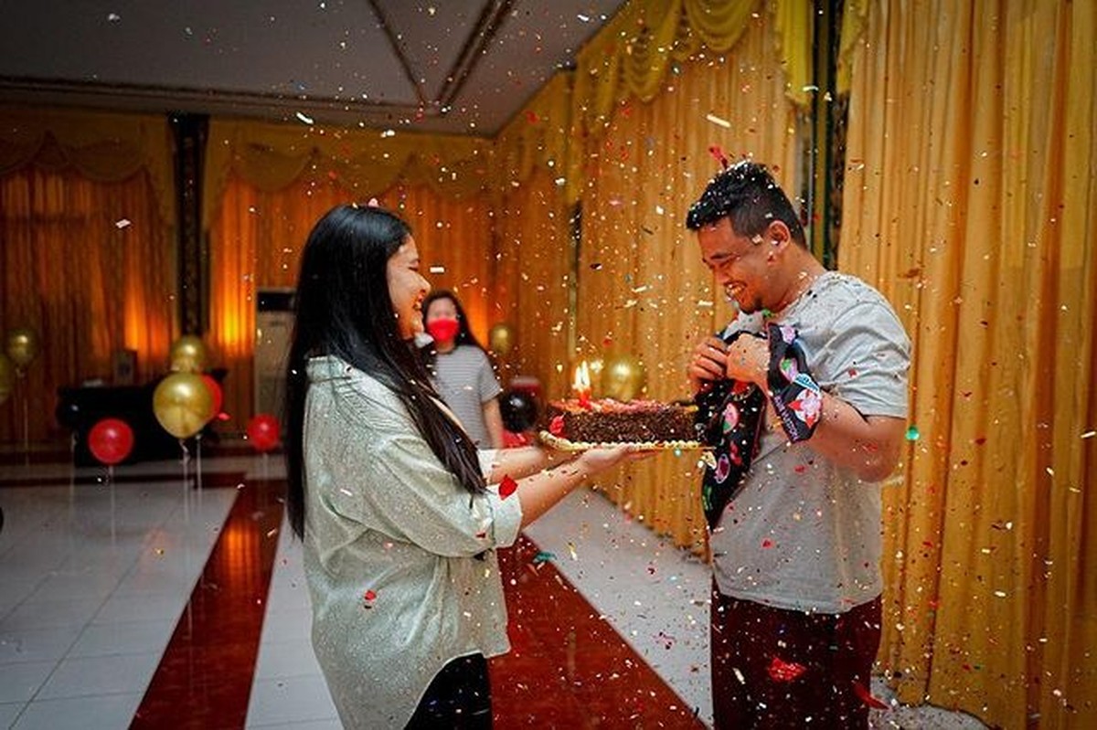 Bobby Nasution suami Kahiyang Ayu baru saja mendapatkan kejutan dari sang istri karena berulang tahun&period; Yuk kita intip perayaanya&excl;