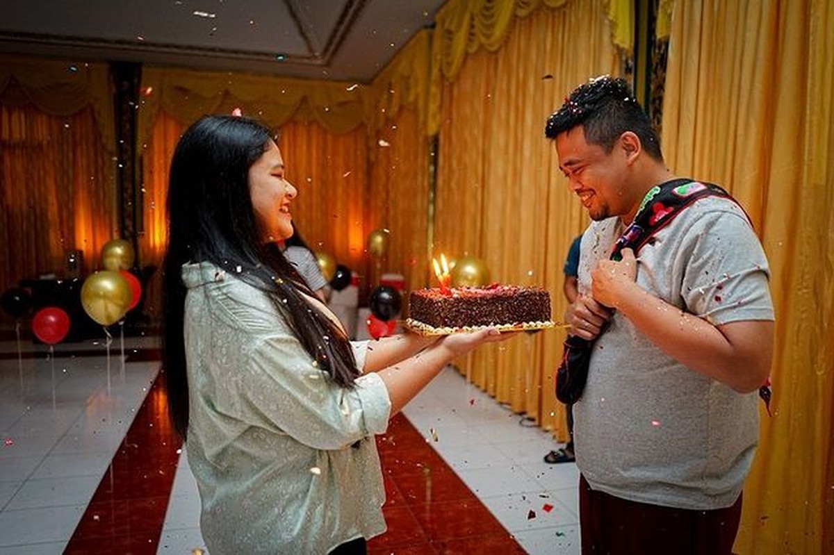 Bobby Nasution suami Kahiyang Ayu baru saja mendapatkan kejutan dari sang istri karena berulang tahun&period; Yuk kita intip perayaanya&excl;