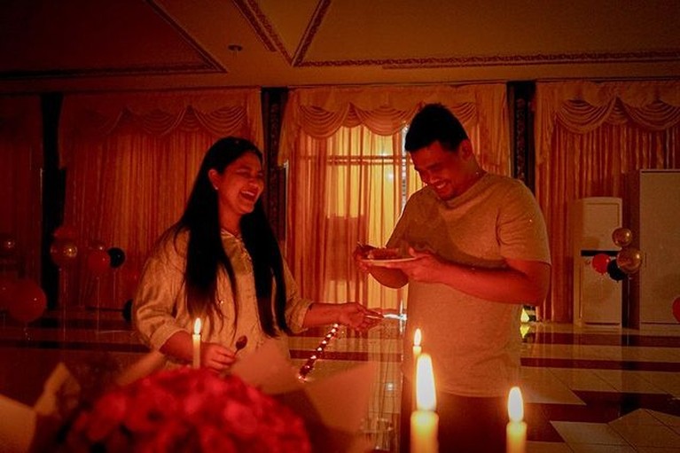Momen Kejutan Ulang Tahun Bobby dari Kahiyang, Dinner Romantis! Bobby Nasution suami Kahiyang Ayu baru saja mendapatkan kejutan dari sang istri karena berulang tahun. Yuk kita intip perayaanya!