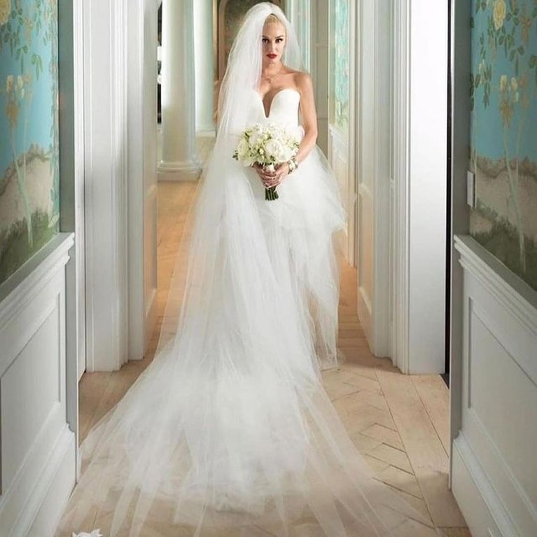 Kabar bahagia datang dari pasangan bintang Hollywood, Gwen Stefani dan Blake Shelton baru saja menikah. Yuk intip momen pernikahannya!