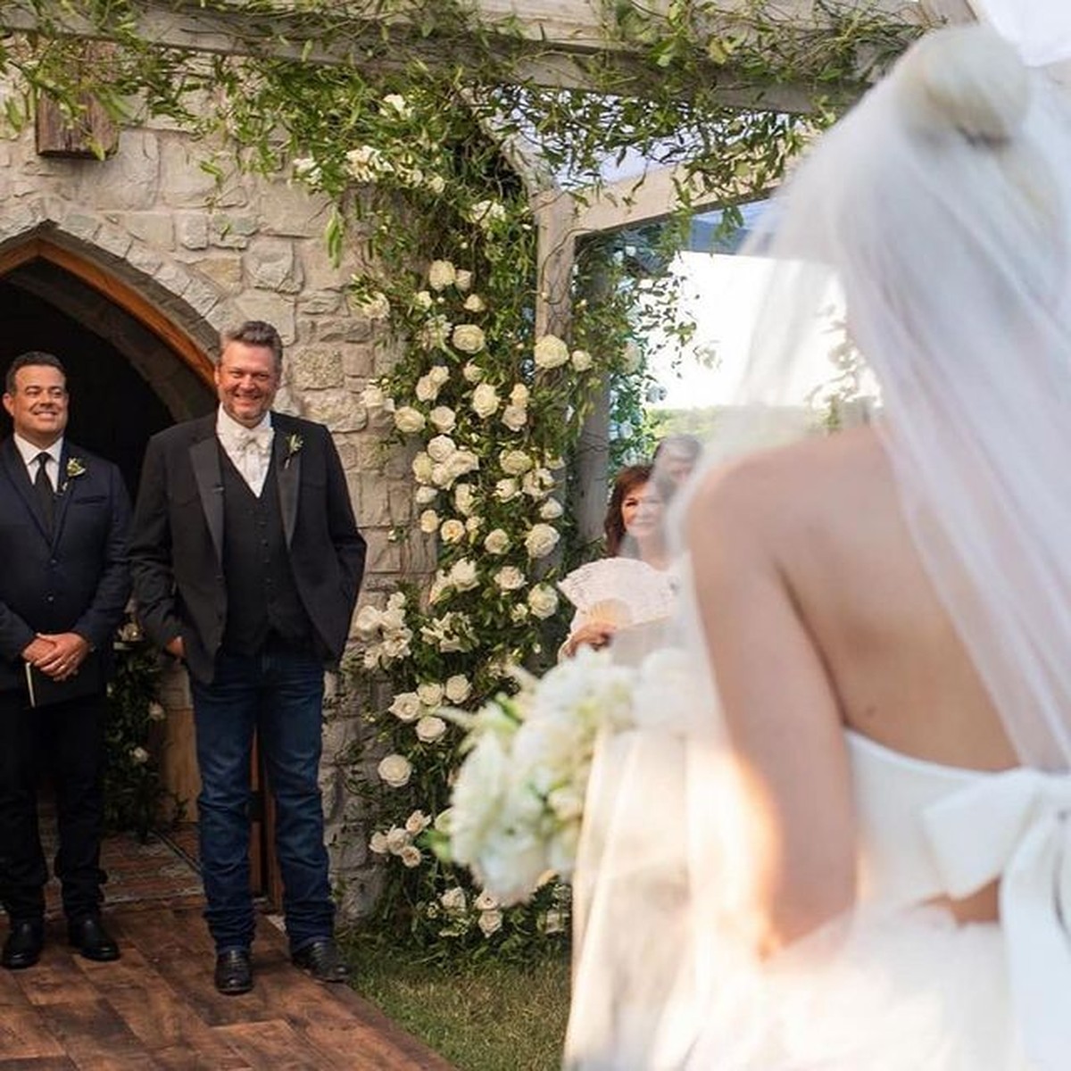 Kabar bahagia datang dari pasangan bintang Hollywood&comma; Gwen Stefani dan Blake Shelton baru saja menikah&period; Yuk intip momen pernikahannya&excl;