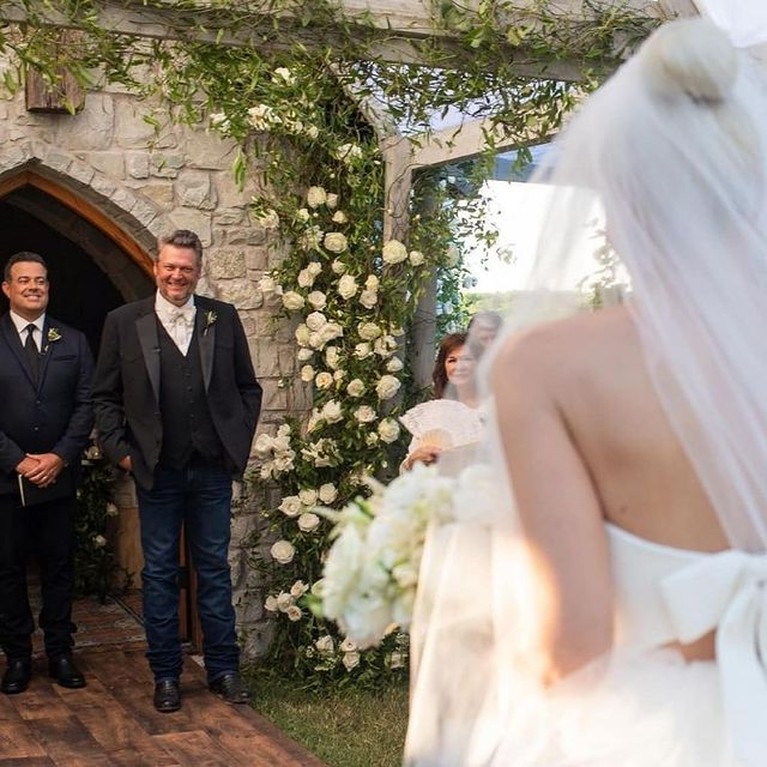 Kabar bahagia datang dari pasangan bintang Hollywood, Gwen Stefani dan Blake Shelton baru saja menikah. Yuk intip momen pernikahannya!
