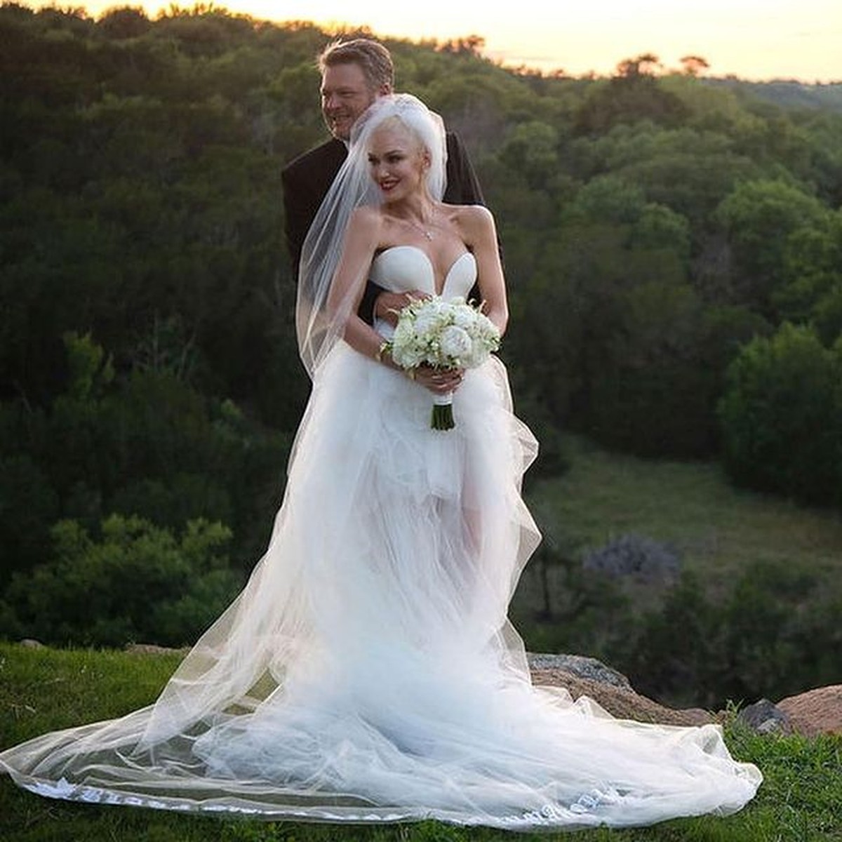 Kabar bahagia datang dari pasangan bintang Hollywood&comma; Gwen Stefani dan Blake Shelton baru saja menikah&period; Yuk intip momen pernikahannya&excl;