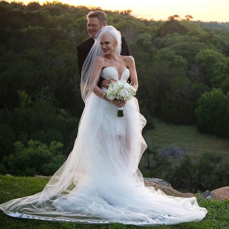 Momen Romantis Pernikahan Gwen Stefani & Blake Shelton Kabar bahagia datang dari pasangan bintang Hollywood, Gwen Stefani dan Blake Shelton baru saja menikah. Yuk intip momen pernikahannya!