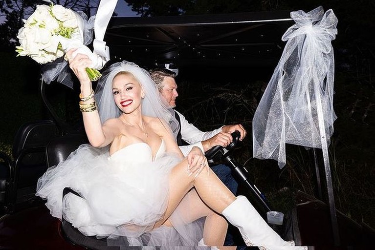 Kabar bahagia datang dari pasangan bintang Hollywood, Gwen Stefani dan Blake Shelton baru saja menikah. Yuk intip momen pernikahannya!