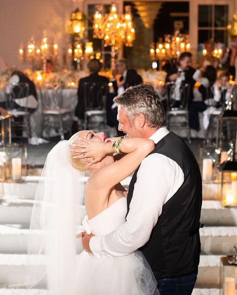 Momen Romantis Pernikahan Gwen Stefani & Blake Shelton Kabar bahagia datang dari pasangan bintang Hollywood, Gwen Stefani dan Blake Shelton baru saja menikah. Yuk intip momen pernikahannya!