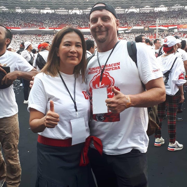 <p>Penyani Oppie Andaresta mengakhiri masa lajangnya pada tahun 2000 silam. Ia dinikahi oleh warga negara Amerika keturunan Jerman pada 23 September di Masjid Pondok Indah, Jakarta Selatan. (Foto: Instagram: @oppieandaresta)</p>