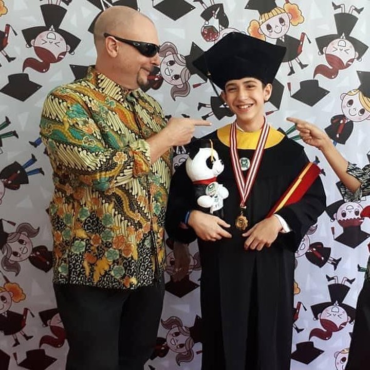 <p>Nah, ini adalah potret ketika Oppie Andaresta dan Kurt Kaler menghadiri acara wisuda sang putra ketika lulus SMP di 2019 lalu. Kompak banget ya? (Foto: Instagram: @oppieandaresta)</p>