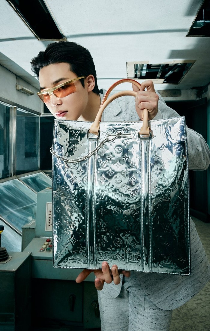 Park Jimin tampil memukau memegang tas silver senada dengan pakaian yang ia kenakan dari koleksi terbaru Louis Vuitton. /Photos: Courtesy of Louis Vuitton/Instagram @voguejapan