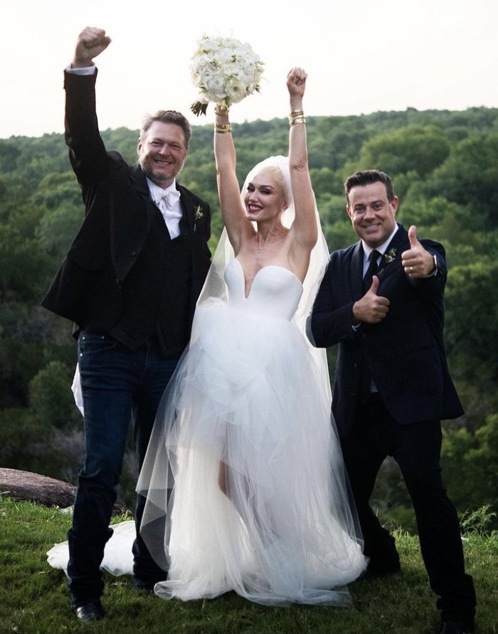 Pasangan Blake Shelton dan Gwen Stefani tampak berpose bahagia bersama Carston Daly. Seperti yang diketahui, Carston Daly menjadi orang yang dipercaya oleh keduanya untuk meresmikan pernikahan mereka pada momen pemberkatan. (Foto: instagram.com/gwenstefani)