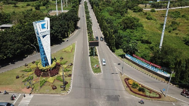 Provinsi Banten setidaknya memiliki 20 kawasan industri, beberapa di antaranya masih sangat aktif dan menjadi pusat produksi barang dan jasa.