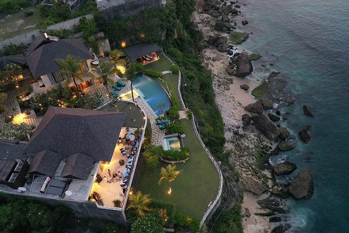 Maia Estianty mengunggah sebuah video tour ruangan yang ada di villa mewah Irwan Mussry di Bali&period; Yuk kita tengok&excl;