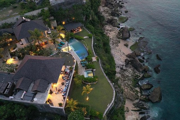 Maia Estianty mengunggah sebuah video tour ruangan yang ada di villa mewah Irwan Mussry di Bali. Yuk kita tengok!