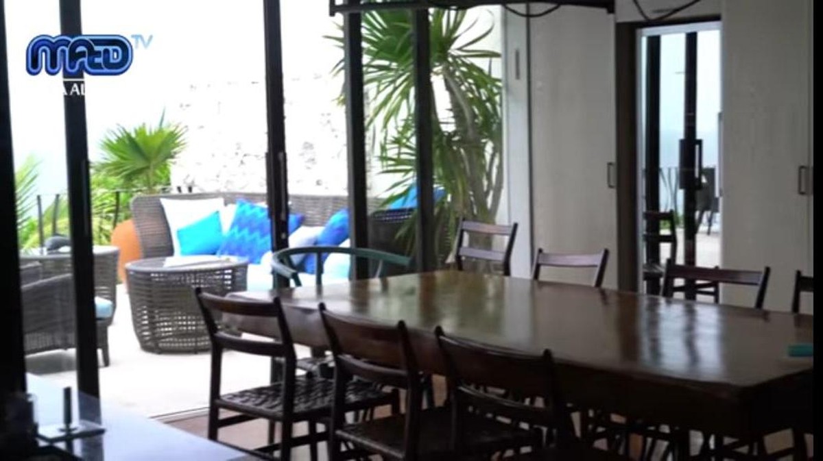 Maia Estianty mengunggah sebuah video tour ruangan yang ada di villa mewah Irwan Mussry di Bali&period; Yuk kita tengok&excl;
