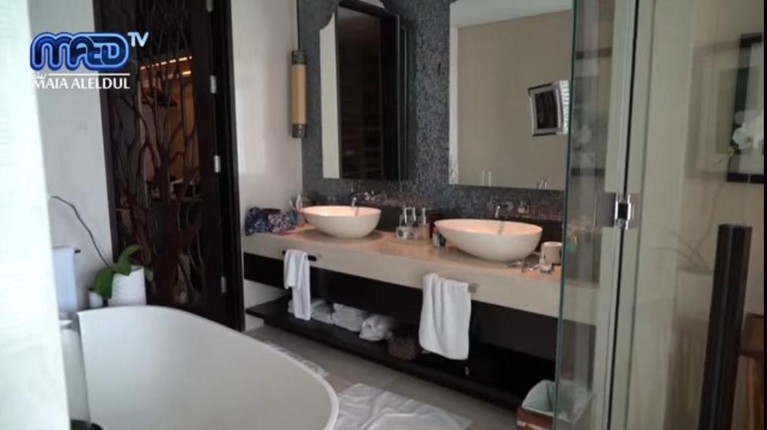 Penampakan Villa Mewah Irwan Mussry di Bali Maia Estianty mengunggah sebuah video tour ruangan yang ada di villa mewah Irwan Mussry di Bali. Yuk kita tengok!