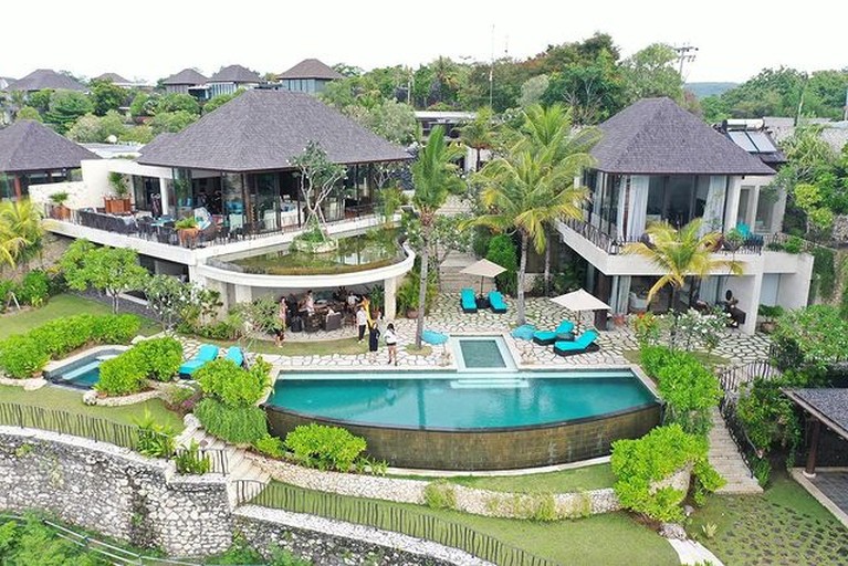 Penampakan Villa Mewah Irwan Mussry di Bali Maia Estianty mengunggah sebuah video tour ruangan yang ada di villa mewah Irwan Mussry di Bali. Yuk kita tengok!
