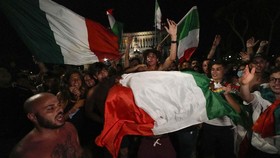 FOTO: Pesta Suporter Italia ke Final Euro 2020