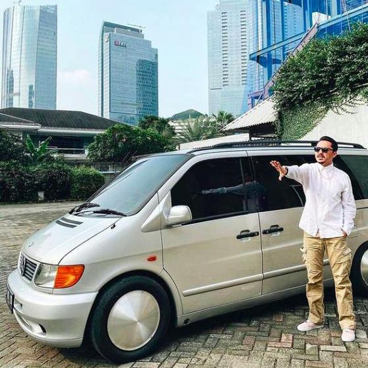 <p>Presenter Ananda Omesh mengubah mobil Mercedes-Benz Vito miliknya menjadi ambulans darurat, Bunda. (Foto: Instagram @dianayulestari)</p>