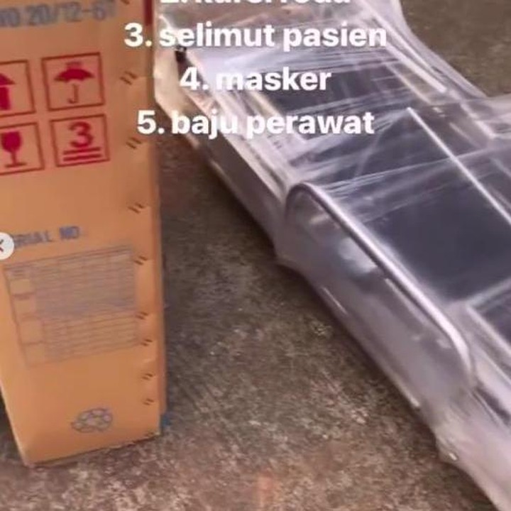 <p>Selain karena ada yang siap menjadi relawan, niat Omesh menjadikan mobilnya ambulans darurat karena mengingat situasi pandemi COVID-19. Ia tahu betul bagaimana sulitnya mendapatkan alat kesehatan yang memadai. Hal ini berkaca dari pengalaman mertuanya yang tidak kena COVID-19 tapi kesulitan cari RS. (Foto: Instagram @omeshomesh)</p>