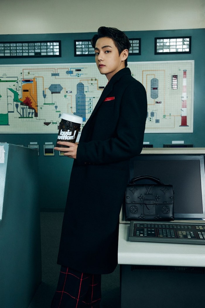 Pesona V semakin meningkat dengan mengenakan koleksi terbaru dari Louis Vuitton nuansa hitam dan merah. Coffee tumbler yang dipegangnya juga sempat trending dibicarakan netizen. /Photos: Courtesy of Louis Vuitton/Instagram @voguejapan