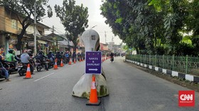 Polisi Buat Jalur Khusus Nakes di Penyekatan Lenteng Agung