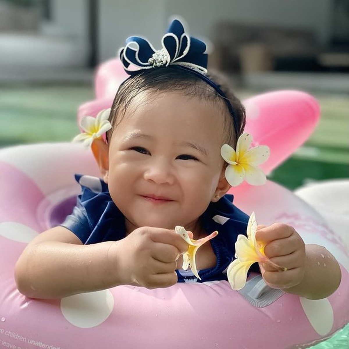 Khalisa putri Kartika Putri dan Habib Usman tampaknya hobi bermain air&period; Yuk kita intip potret lucunya pakai pakaian renang&excl;