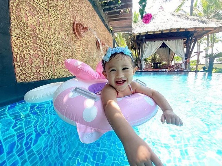 Potret Gemoy Khalisa Anak Kartika Putri Pakai Bikini Saat Berenang Khalisa putri Kartika Putri dan Habib Usman tampaknya hobi bermain air. Yuk kita intip potret lucunya pakai pakaian renang!