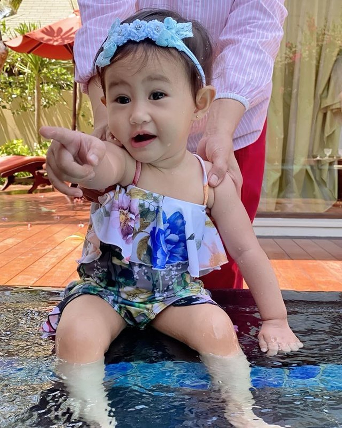 Khalisa putri Kartika Putri dan Habib Usman tampaknya hobi bermain air&period; Yuk kita intip potret lucunya pakai pakaian renang&excl;