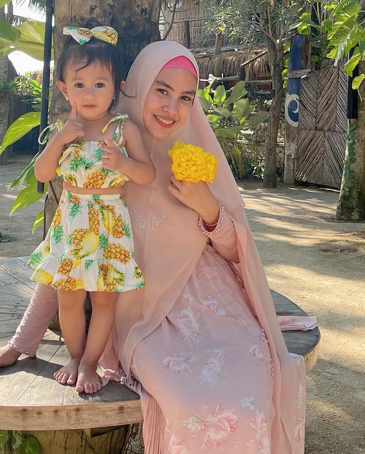 Khalisa putri Kartika Putri dan Habib Usman tampaknya hobi bermain air&period; Yuk kita intip potret lucunya pakai pakaian renang&excl;