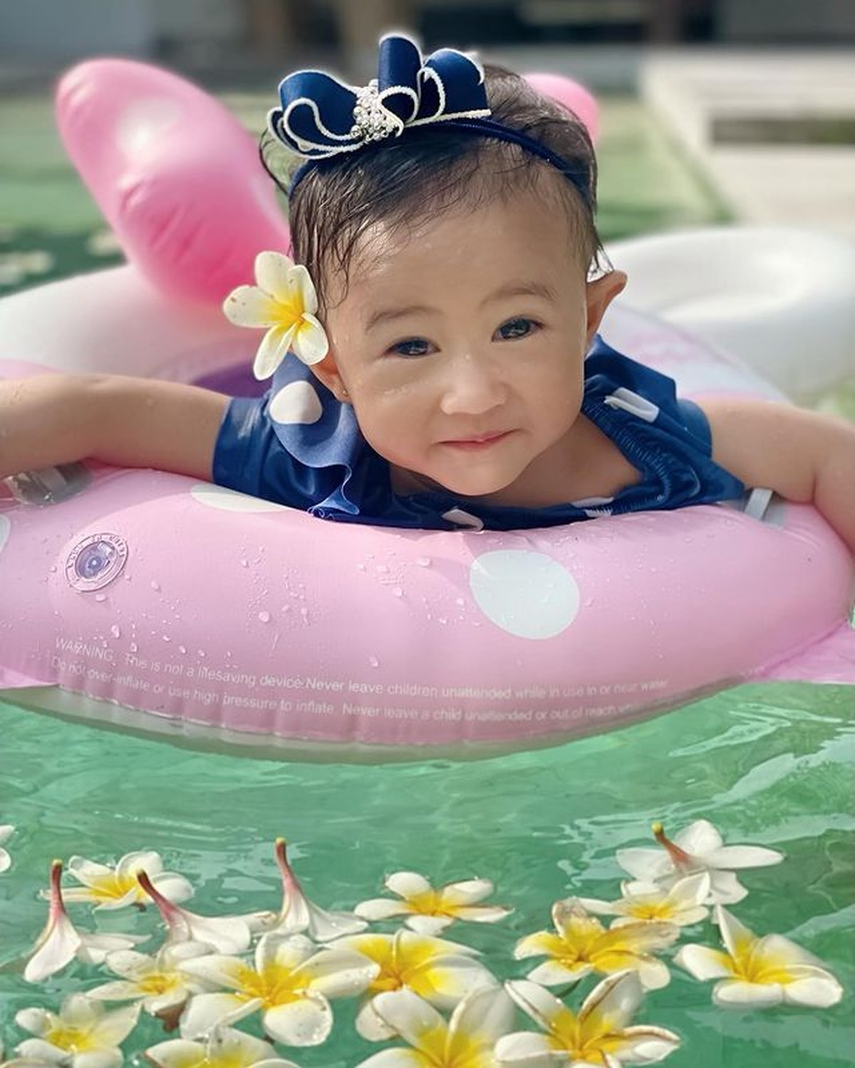 Khalisa putri Kartika Putri dan Habib Usman tampaknya hobi bermain air&period; Yuk kita intip potret lucunya pakai pakaian renang&excl;