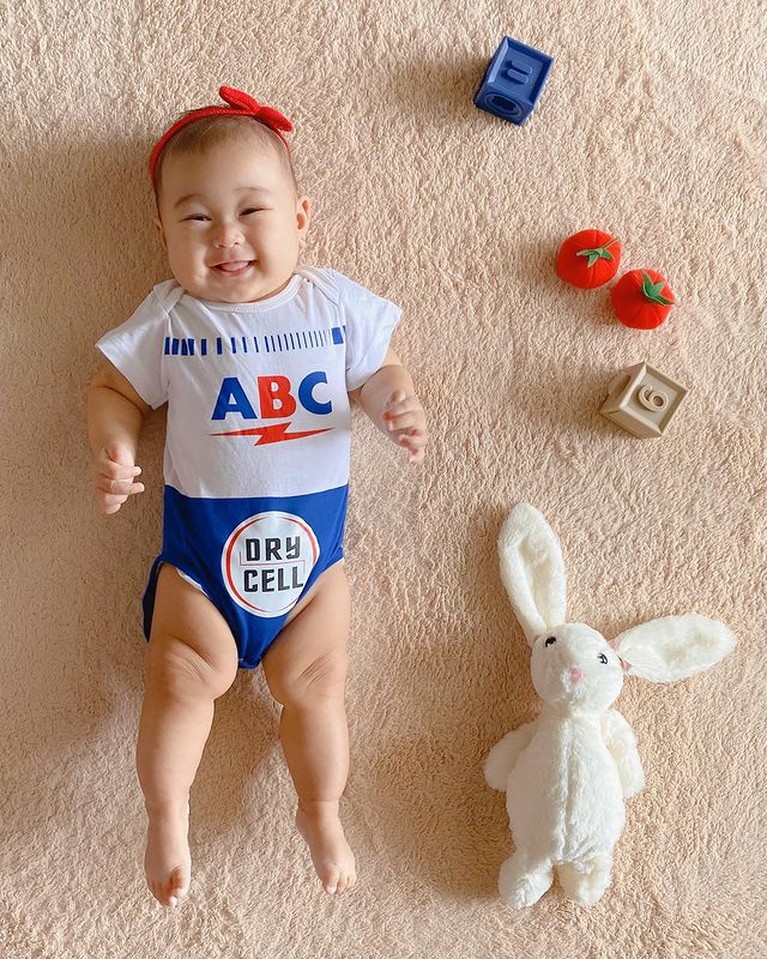 Potret Lucu Baby Rumi Anak Dian Pelangi Di laman Instagram Dian Pelangi ia tampak hobi mendandani putrinya dengan baju unik. Yuk kita intip!