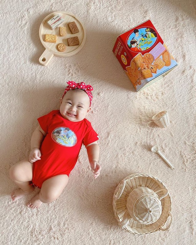 Potret Lucu Baby Rumi Anak Dian Pelangi Di laman Instagram Dian Pelangi ia tampak hobi mendandani putrinya dengan baju unik. Yuk kita intip!