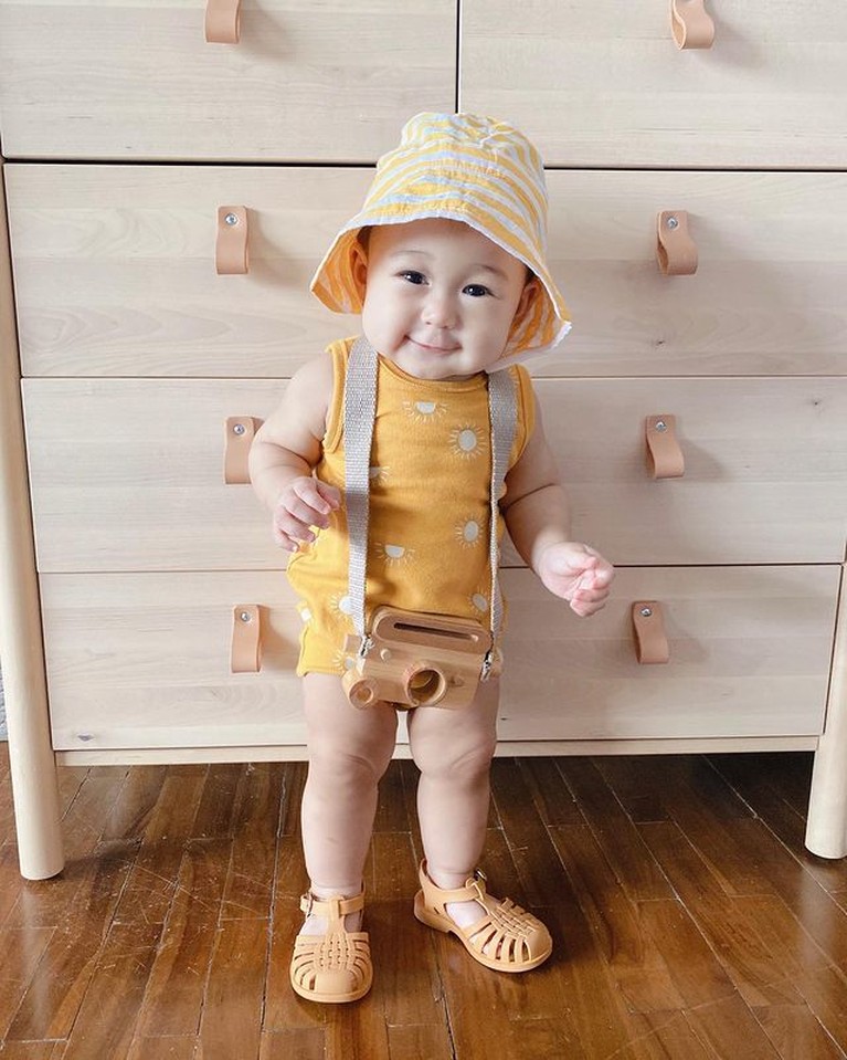 Potret Lucu Baby Rumi Anak Dian Pelangi Di laman Instagram Dian Pelangi ia tampak hobi mendandani putrinya dengan baju unik. Yuk kita intip!
