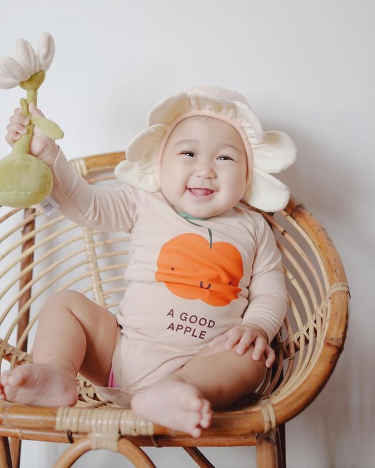 Di laman Instagram Dian Pelangi ia tampak hobi mendandani putrinya dengan baju unik. Yuk kita intip!
