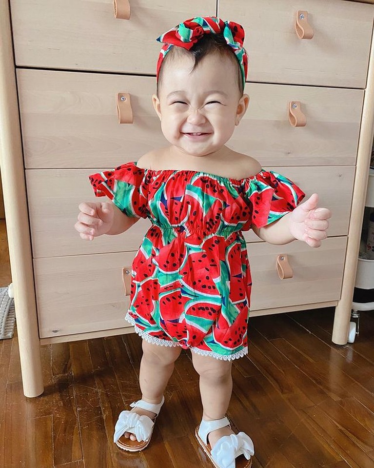 Potret Lucu Baby Rumi Anak Dian Pelangi Di laman Instagram Dian Pelangi ia tampak hobi mendandani putrinya dengan baju unik. Yuk kita intip!