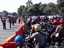 Penyekatan Bundaran Waru Ditutup Total, Pengendara Tak Bisa Masuk Surabaya